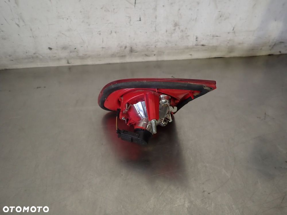 LAMPA LEWA TYLNA W KLAPIE VOLKSWAGEN PASSAT B6 3C5945093C - 2