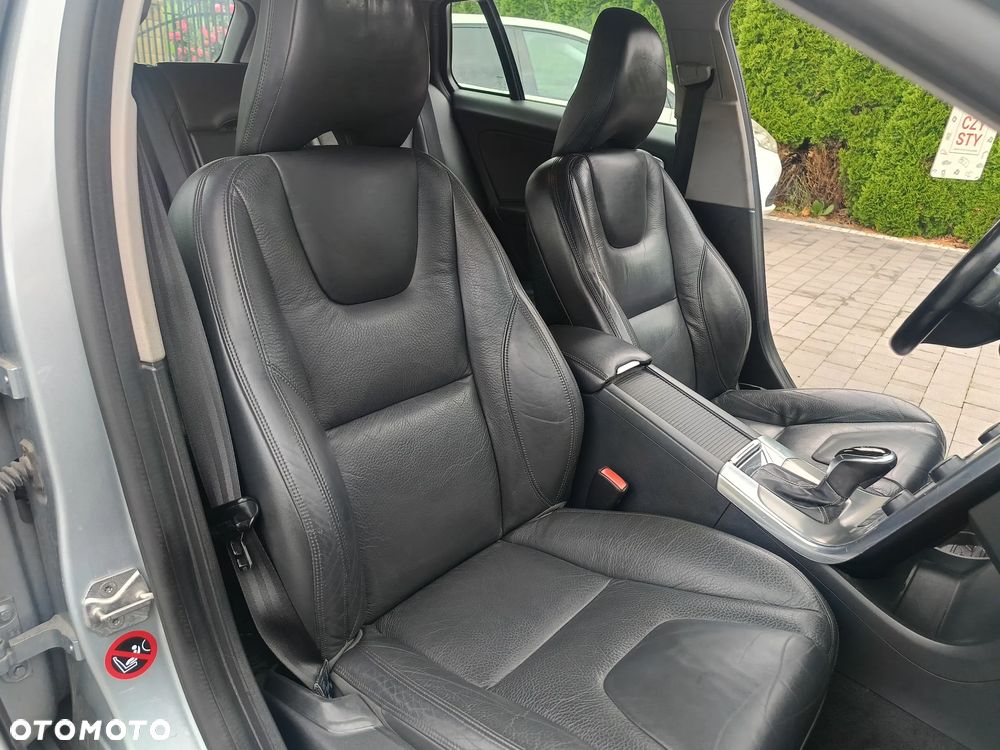 Volvo V60 D6 AWD Plug-in Hybrid Summum - 32