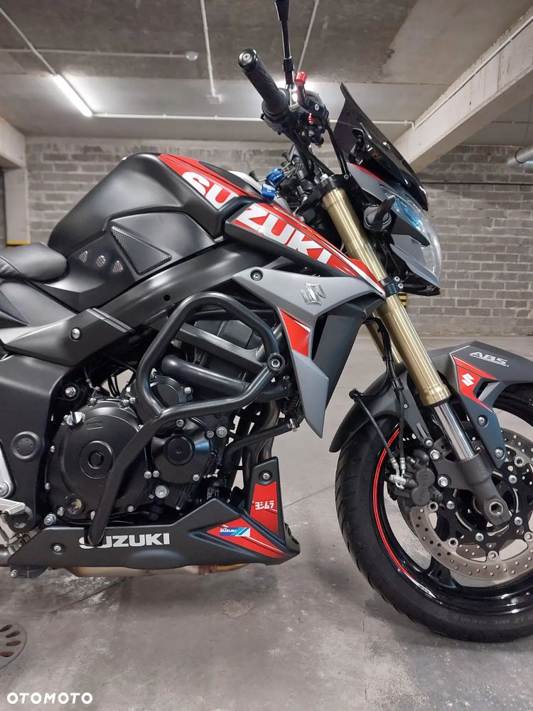 Suzuki GSR - 2