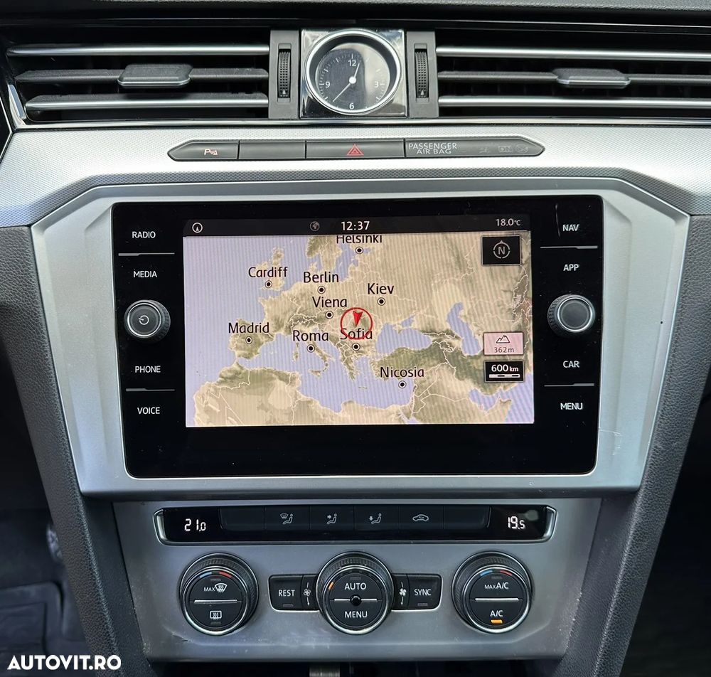 Volkswagen Passat - 11
