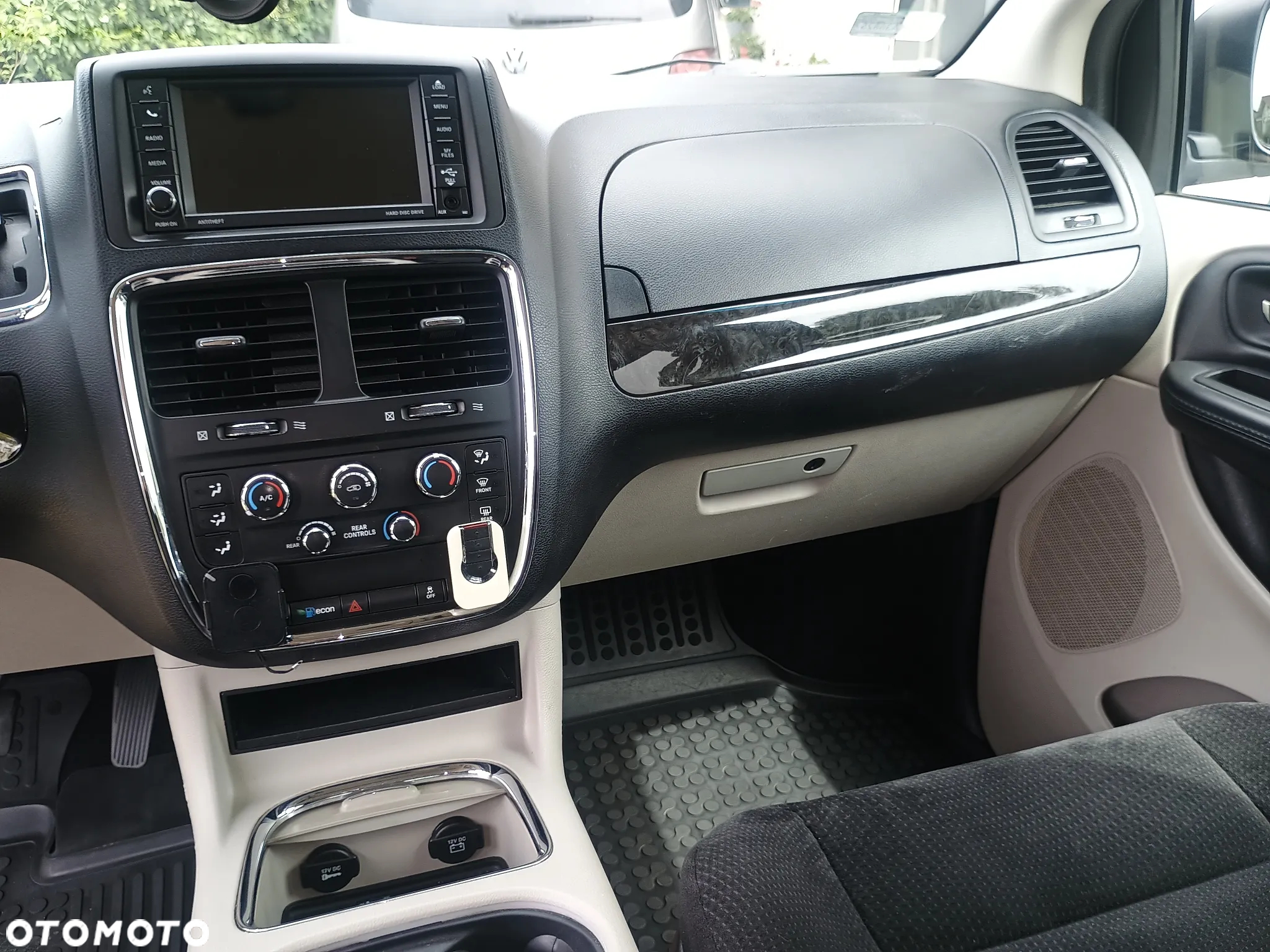 Dodge Grand Caravan - 25