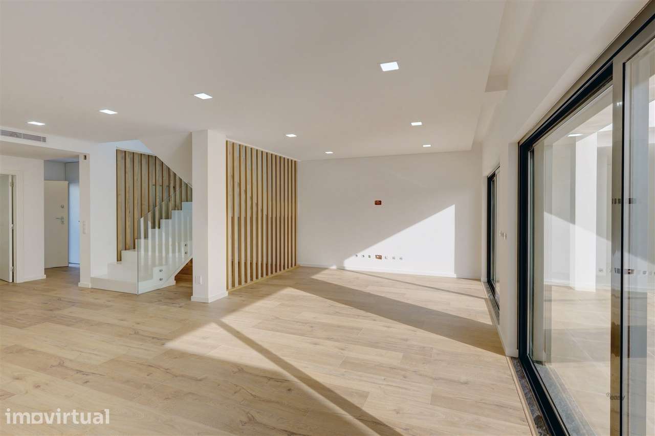 Moradia T4 com 4 Suites, Piscina Aquecida e Box com Carregamento Elétr - Grande imagem: 3/25