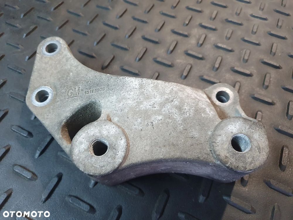 OPEL CORSA D 1.2 ŁAPA WSPORNIK MOCOWANIE SKRZYNI 13185906 POSIADAM 2 SZT - 1