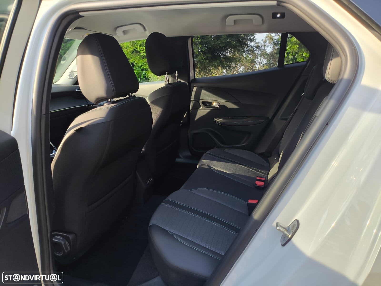Peugeot e-2008 54 kWh Allure - 4