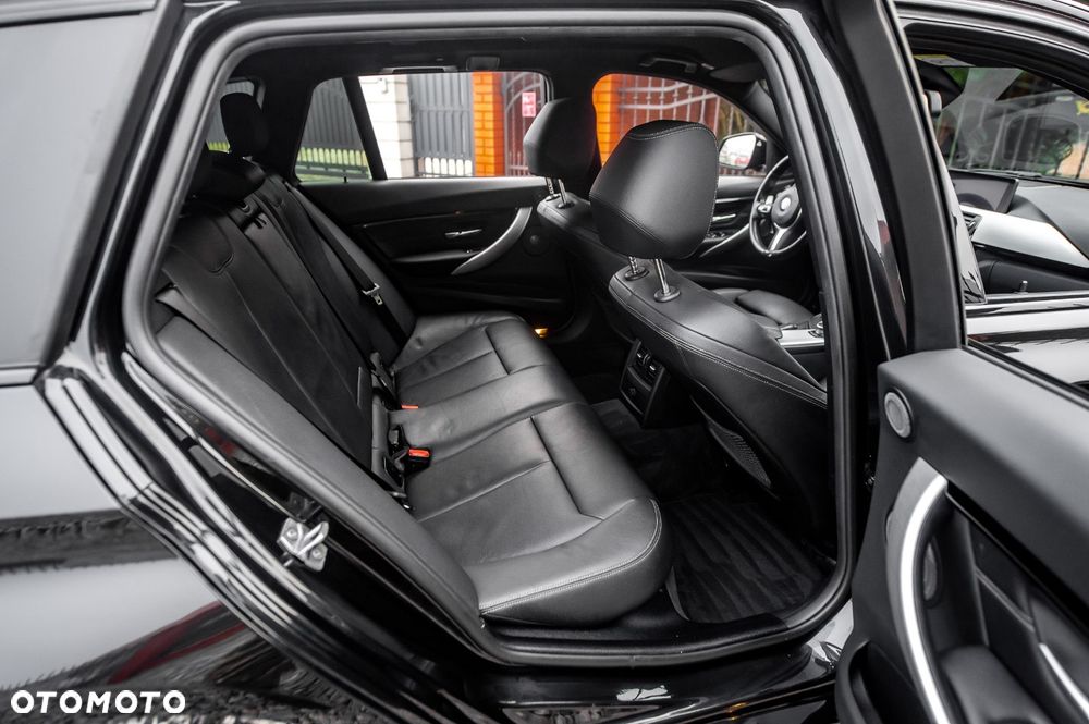 BMW Seria 3 330i xDrive Edition M Sport Shadow - 16