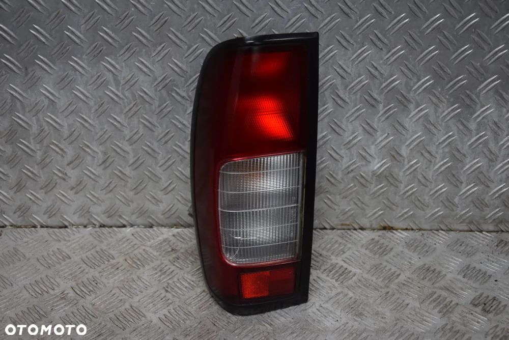 NISSAN NAVARA D22 LAMPA LEWA TYŁ - 1