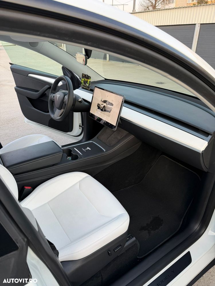 Tesla Model Y AWD Performance - 12