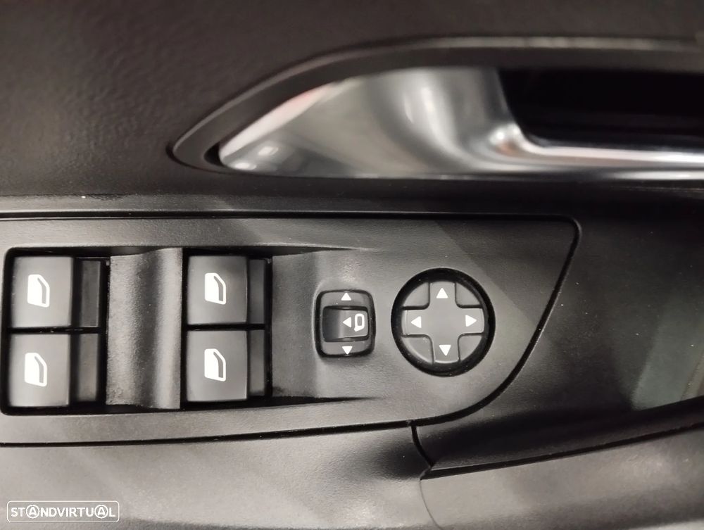 Peugeot 2008 1.2 PureTech Allure EAT8 - 16