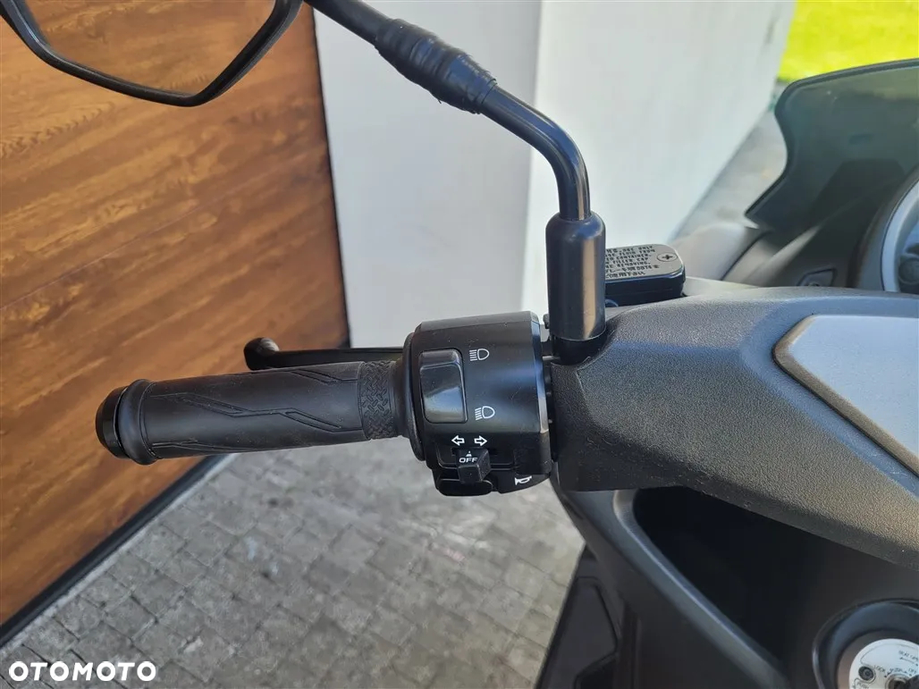 Yamaha NMAX - 11