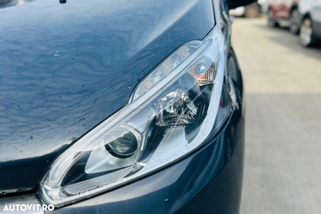 FAR STANGA PEUGEOT 208 - AN 2017 - 1