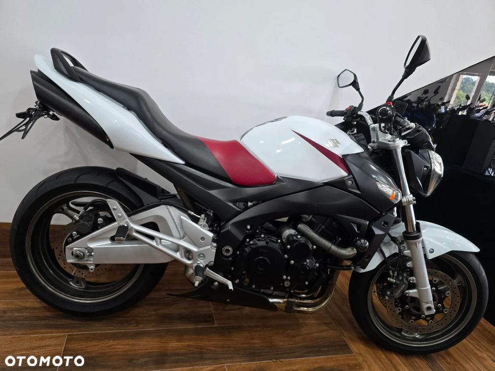 Suzuki GSR - 2