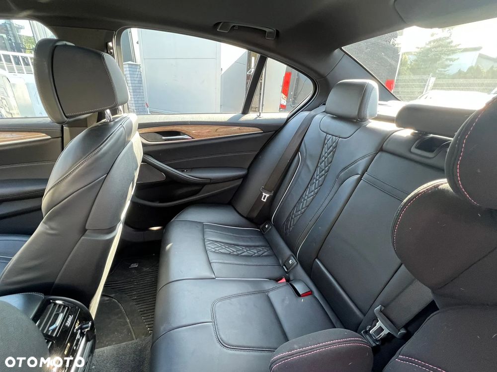 BMW Seria 5 M550i xDrive - 14