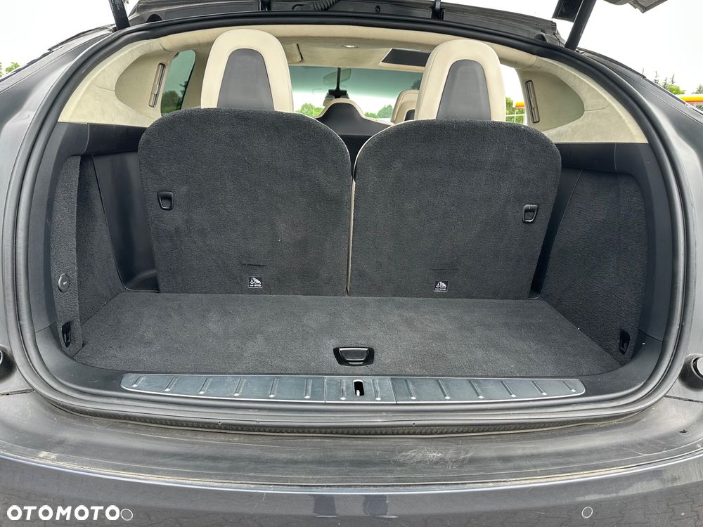 Tesla Model X - 15
