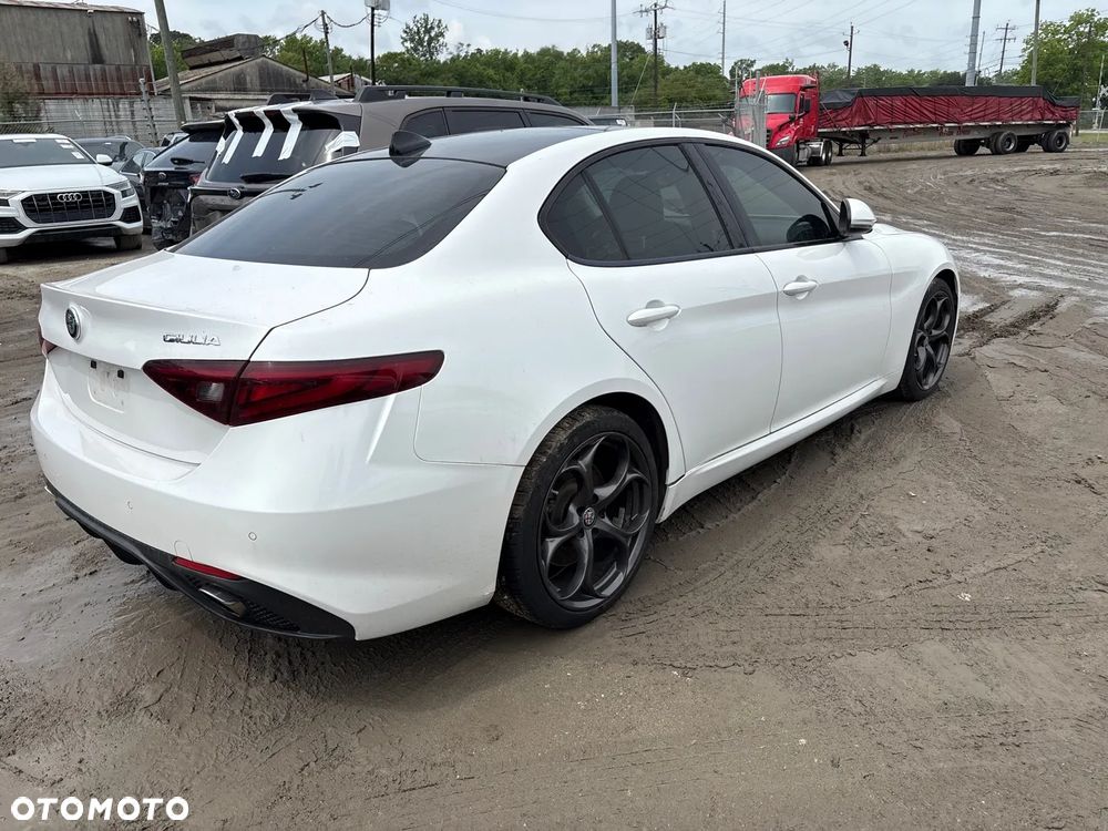 Alfa Romeo Giulia - 10