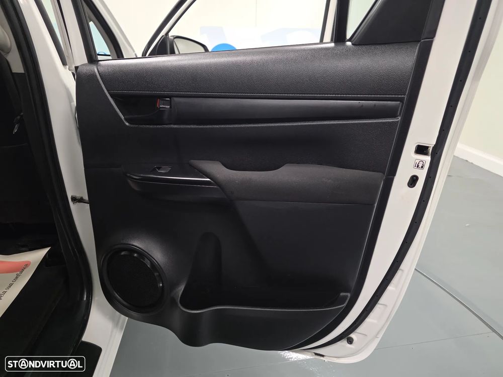Toyota HILUX 2.4 D-4D 4WD CD CH - 32