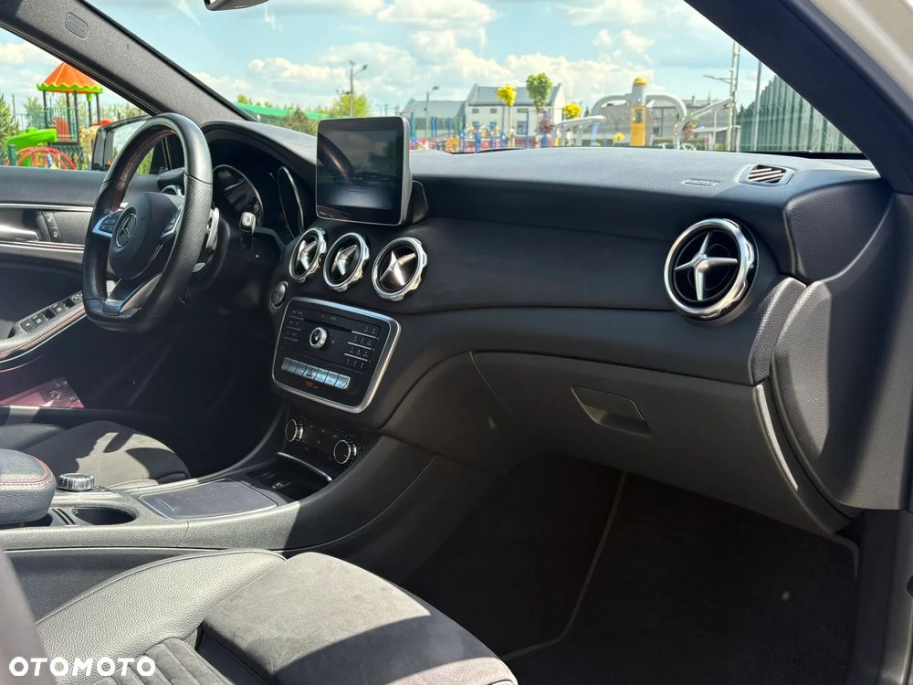 Mercedes-Benz GLA 180 7G-DCT AMG Line - 13