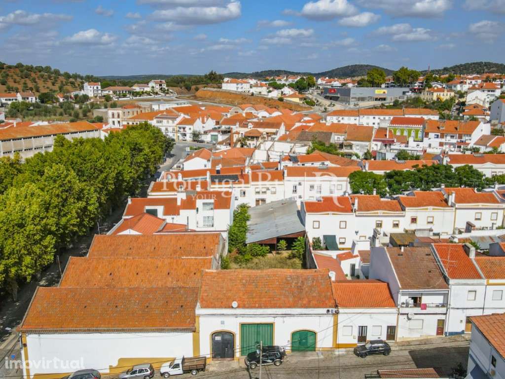Edifício industrial na zona histórica de Montemor-o-Novo - Grande imagem: 3/12