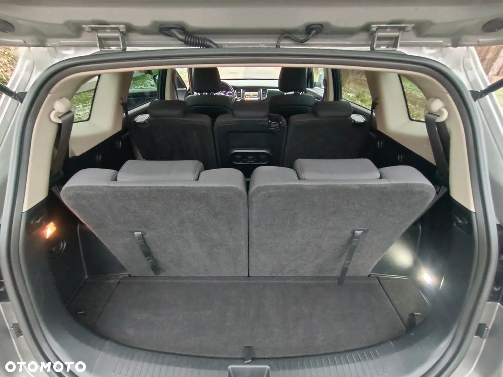 Kia Carens - 23