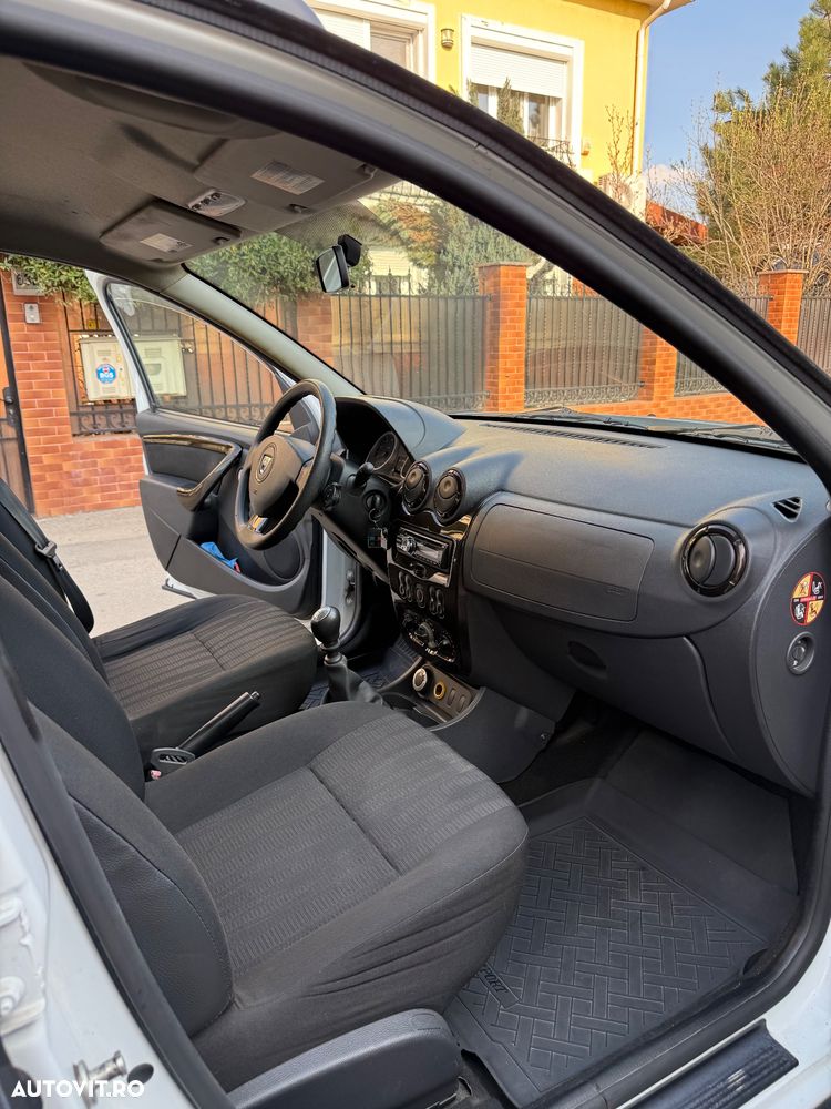 Dacia Duster 1.6 4x4 Laureate - 8