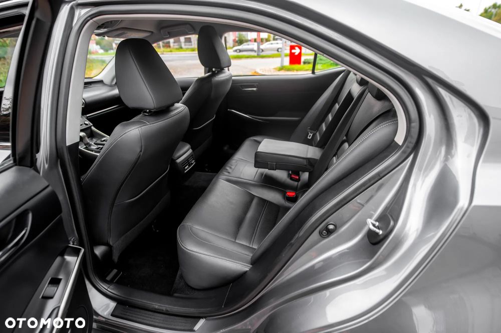 Lexus IS 300h Business Edition - 18