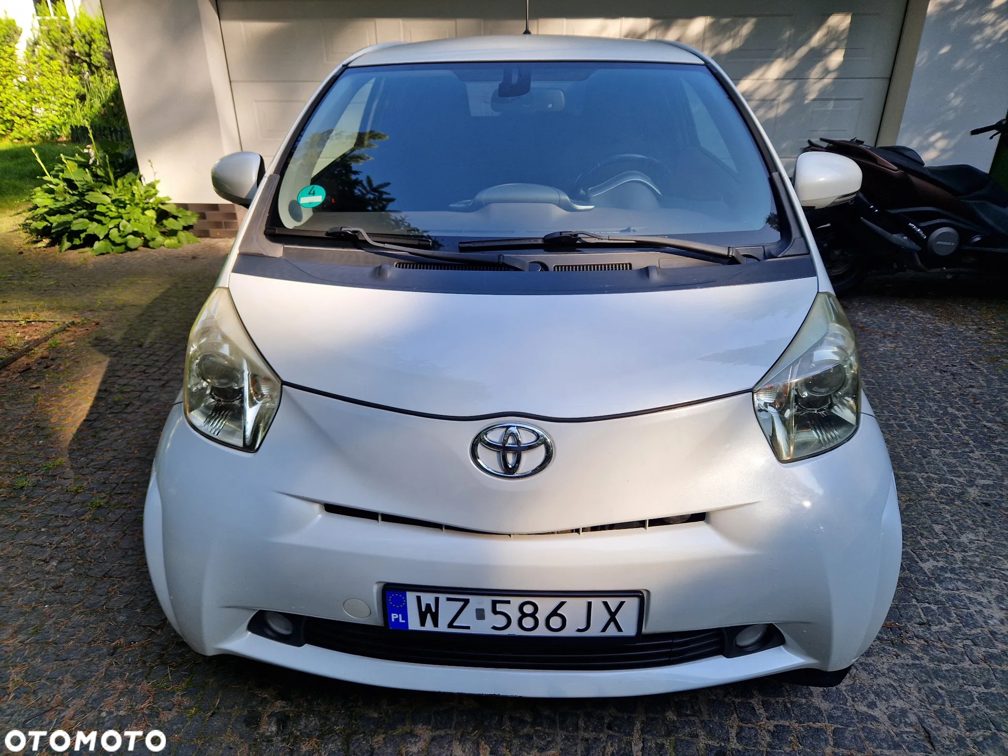 Toyota iQ - 4