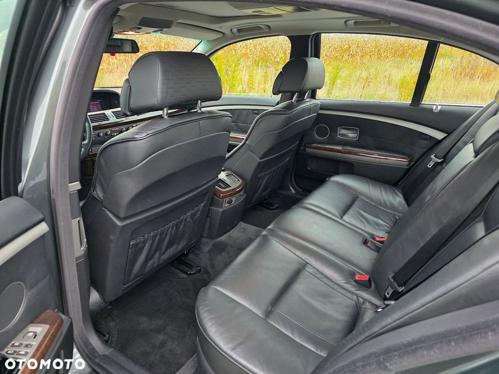 BMW Seria 7 735i - 8
