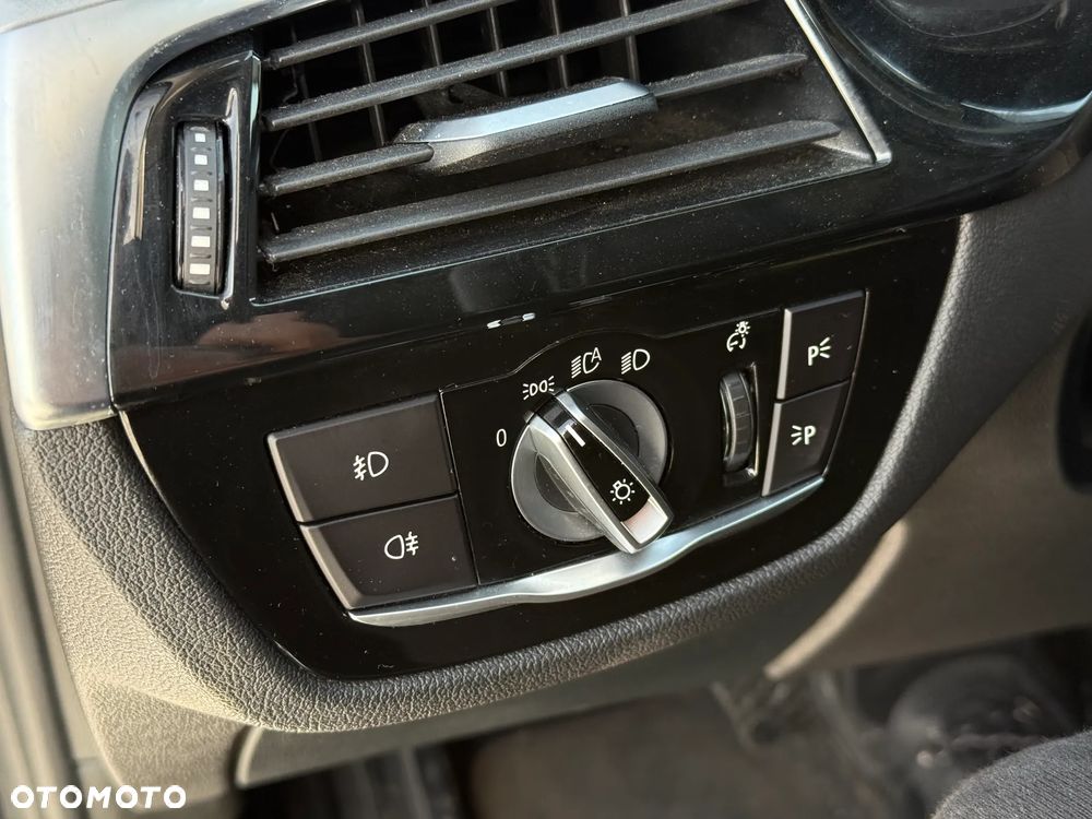 BMW Seria 5 520i - 36