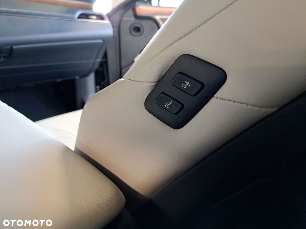 Lexus ES 300h Omotenashi - 36