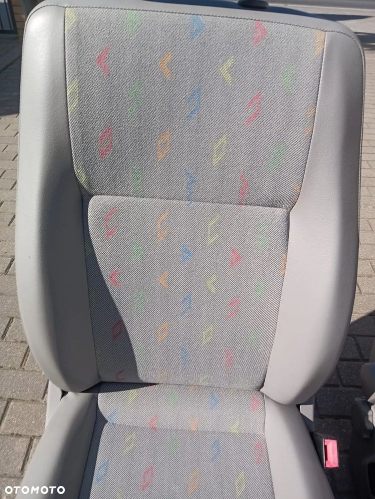 Fotel kierowcy z podłokietnikami podgrzewany VW T5 - 8