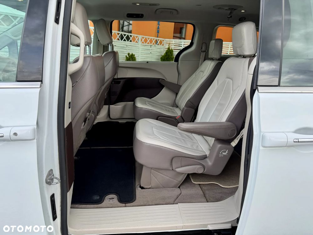 Chrysler Pacifica - 17