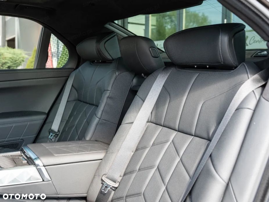 BMW Seria 7 740d xDrive mHEV Nero Lusso Edition sport - 23
