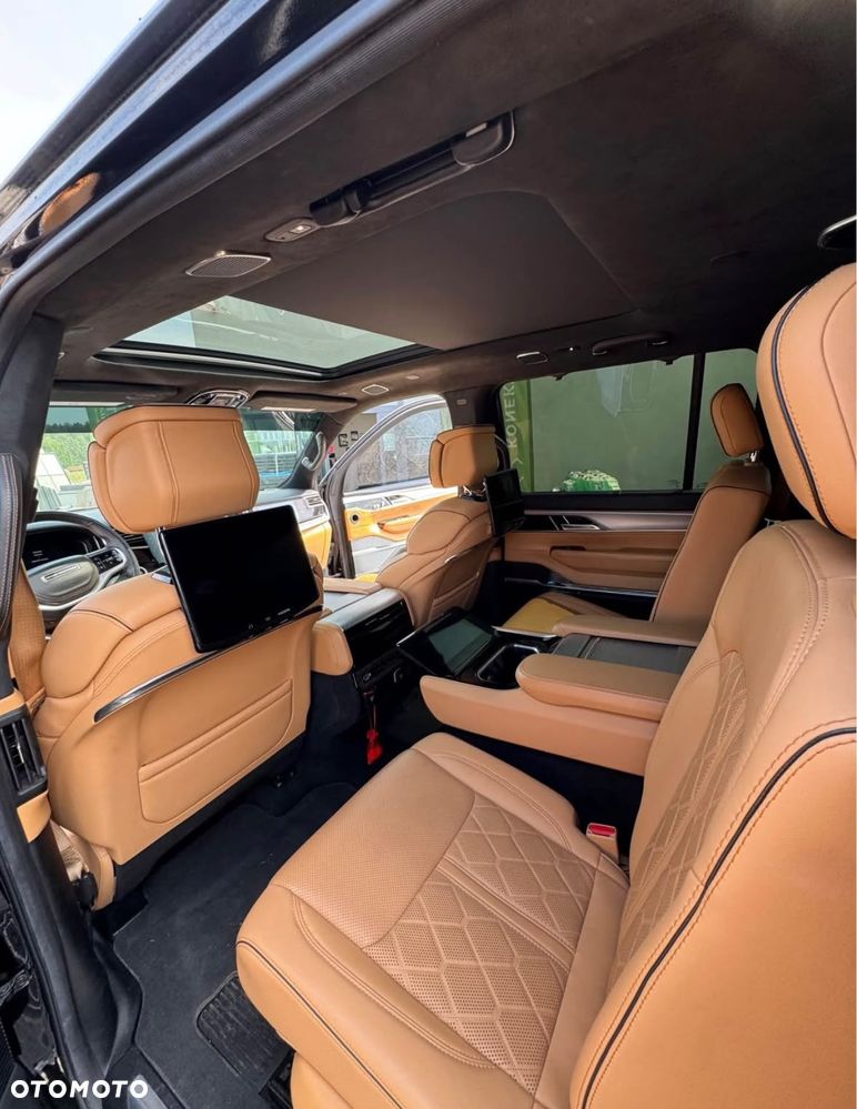 Jeep Grand Wagoneer - 17