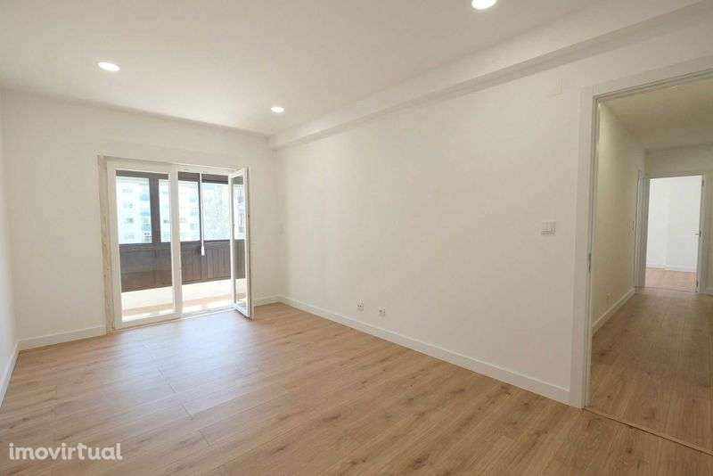 Apartamento T2 na Rua Maria Matos - São Carlos, Mem Martins - Grande imagem: 2/8