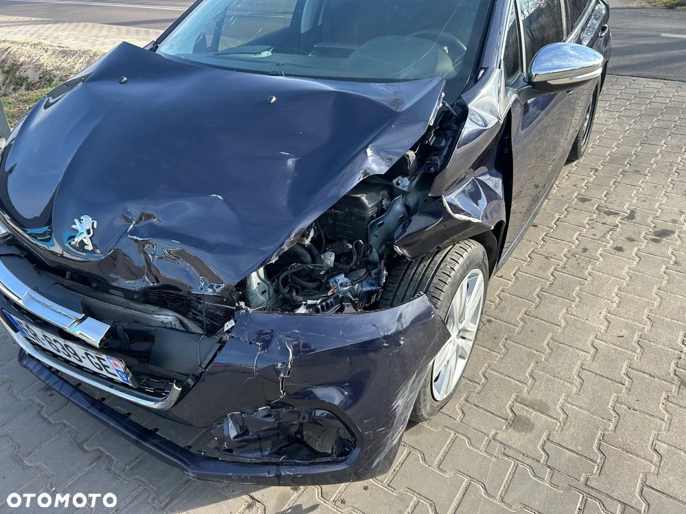 Peugeot 208 - 8