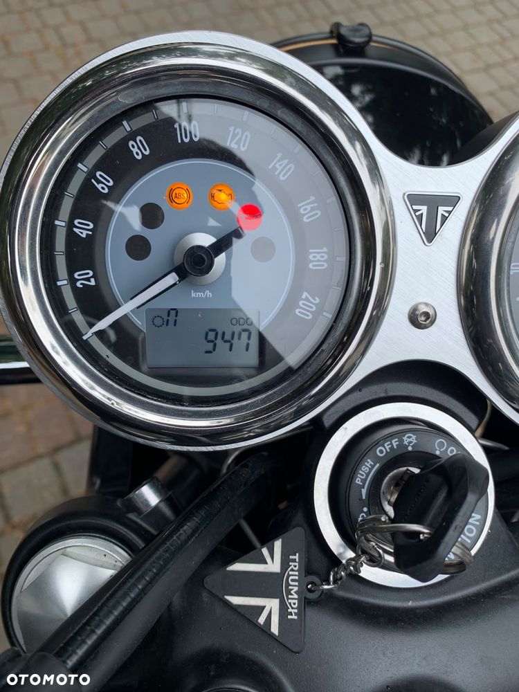 Triumph Bonneville - 4