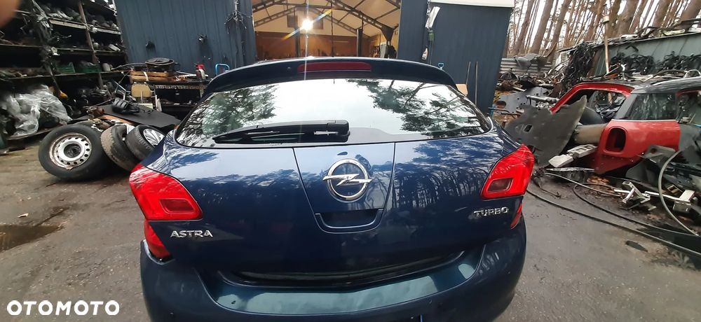 Opel Astra J hb Lakier z22a Drzwi prawy tył  Klapa tył   Deska Kokpit Poduszka deski i kierownicy Szyba Przód z sensorem _ czujnikiem Zawiasy przedniej  maski 20879202 lewy 20879203 prawy - 6