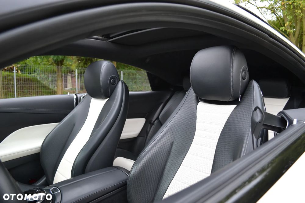 Mercedes-Benz Klasa E 300 Coupe 9G-TRONIC - 32