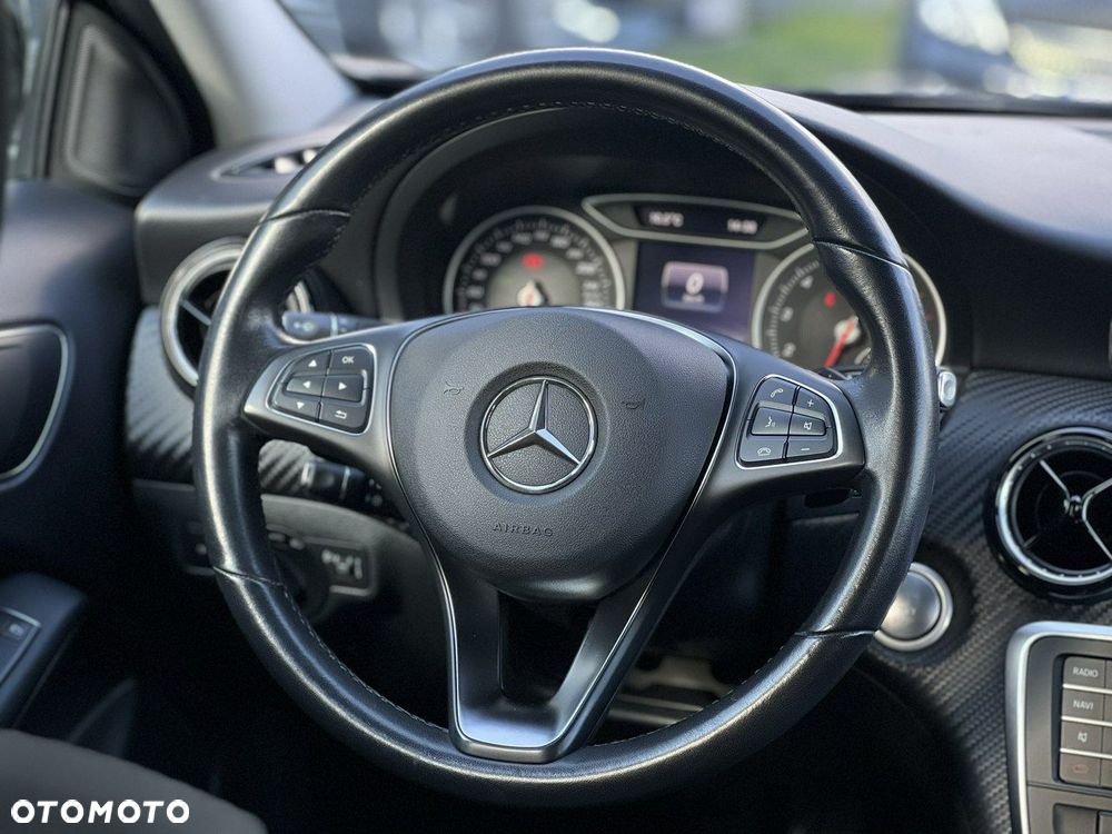 Mercedes-Benz GLA 180 7G-DCT - 14