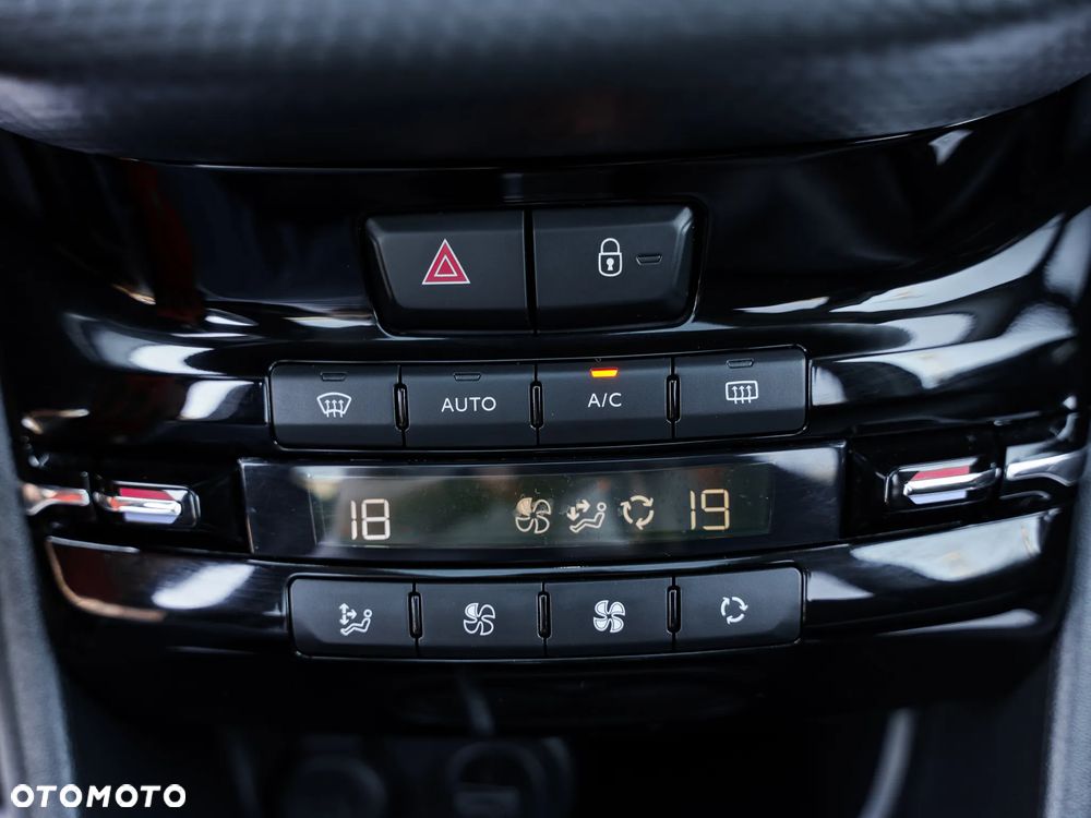 Peugeot 2008 BlueHDi FAP 120 STOP & START EAT6 Allure - 29