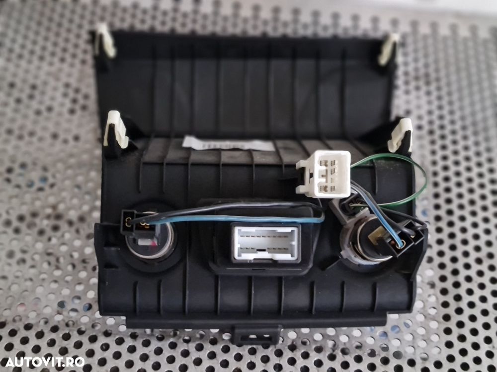 Modul Priza Bricheta Auxiliar Usb Hyundai IX35 An 2009-2010-2011-2012-2013-2014-2015 Dezmembrez Hyundai IX35 2.0 Benzina 2x4 Cod Motor G4KD An 2009-2010-2011-2012-2013-2014-2015 Volan Stanga - 5