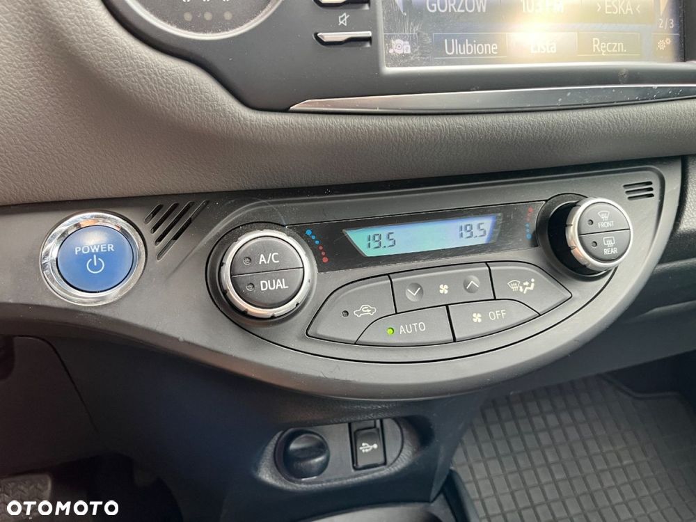 Toyota Yaris Hybrid 100 Business Edition - 17