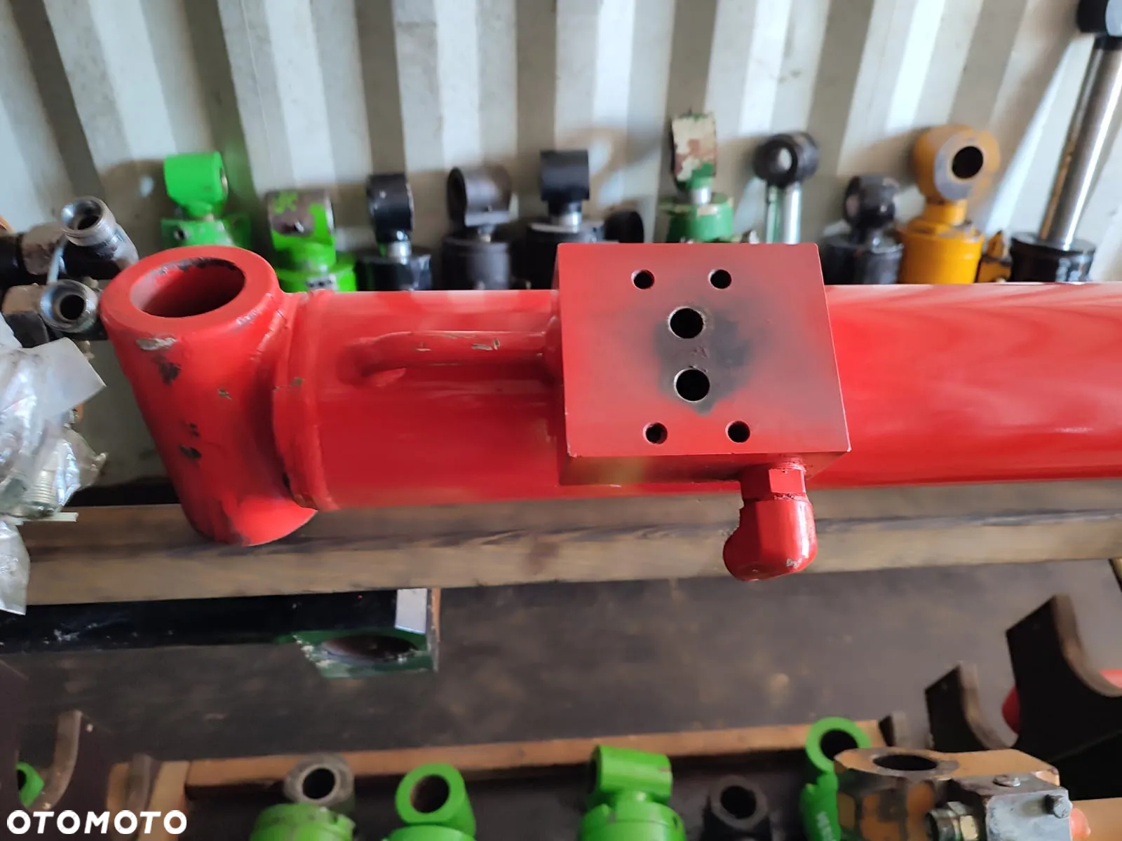 Siłownik hydrauliczny wysuwu ramienia MANITOU MVT 1337 - 7