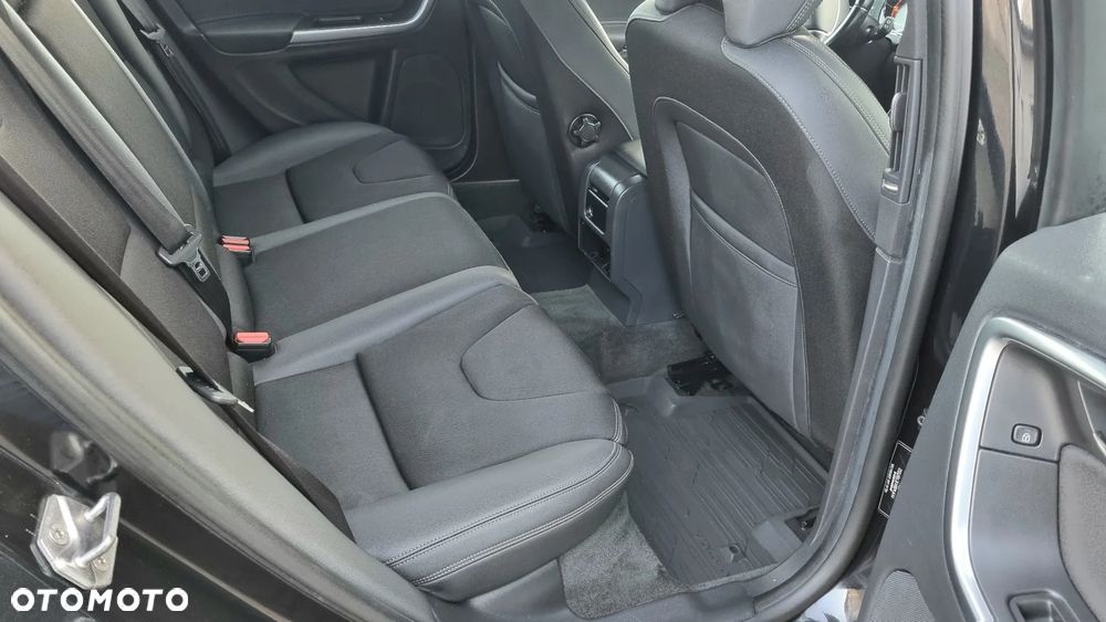 Volvo V60 D4 Momentum - 12