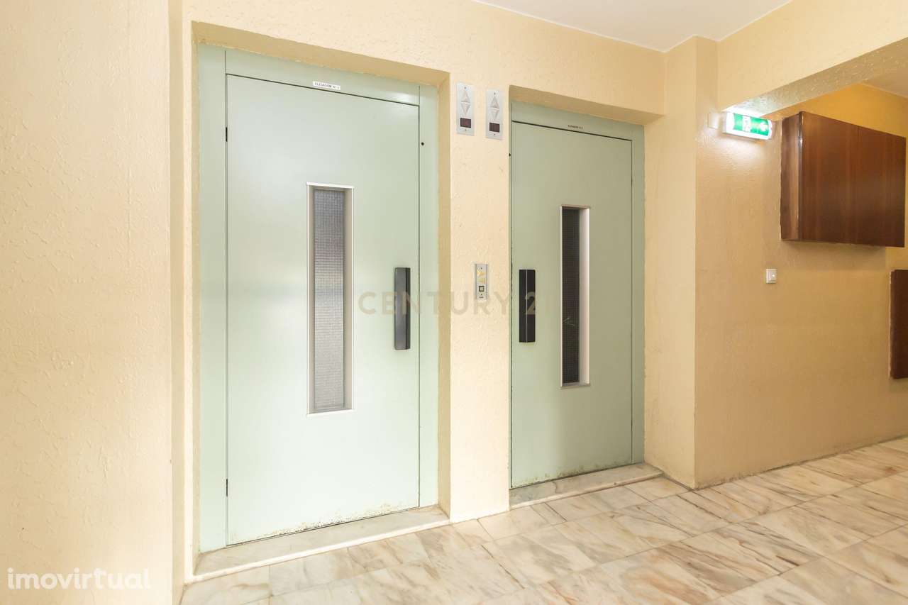 Apartamento T2 de 98m2 com Excelentes Áreas e 2 WC, no Centro Caparica - Grande imagem: 3/36