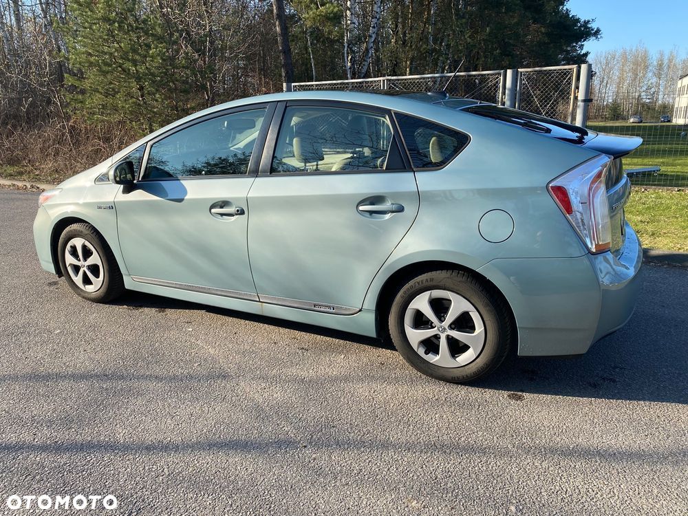 Toyota Prius (Hybrid) Executive - 13