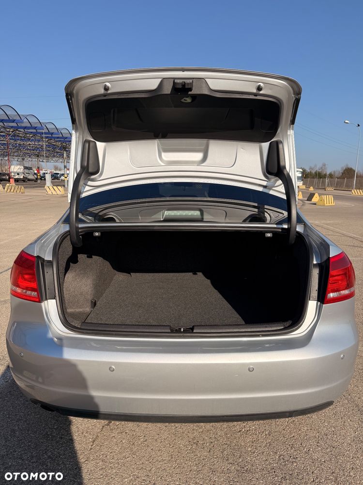 Volkswagen Passat - 11