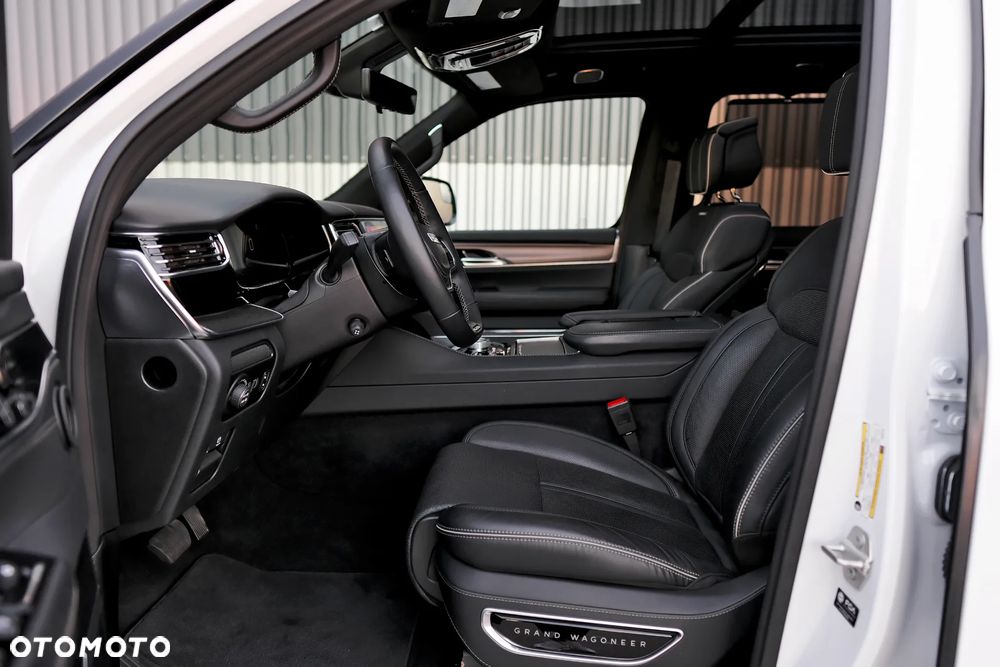 Jeep Grand Wagoneer - 32