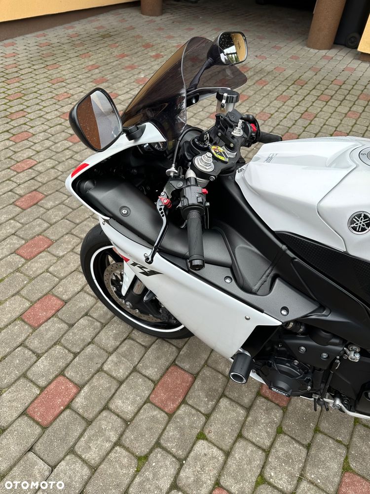 Yamaha R1 - 13