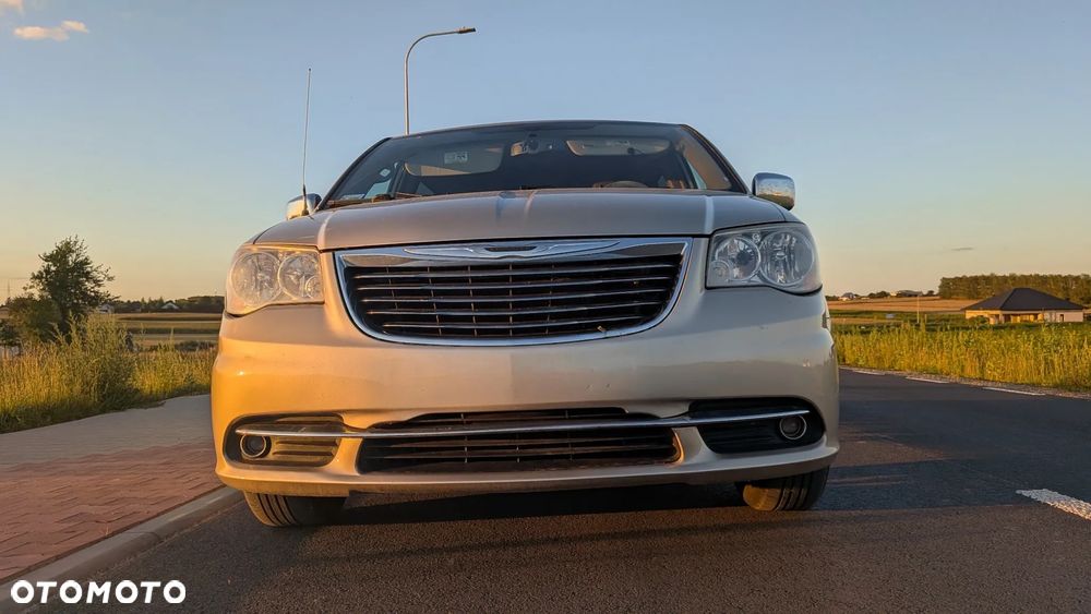 Chrysler Town & Country - 4