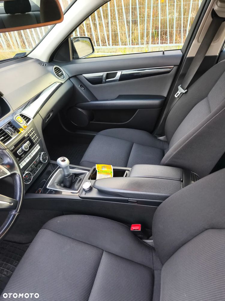 Mercedes-Benz Klasa C 180 CGI BlueEff Avantgarde - 33